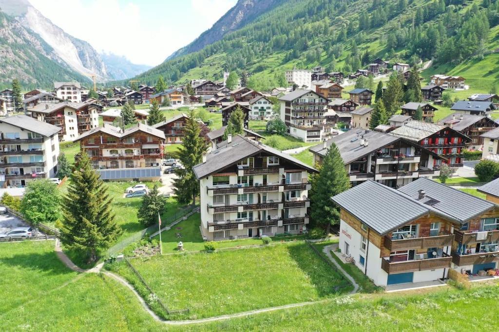Alpine Retreat 4 Person Apartment Near Zermatt With Parking! 태쉬 외부 사진